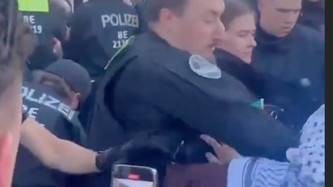 Alman polisi İsrail’i protesto eden Filistin destekçisini yumrukladı